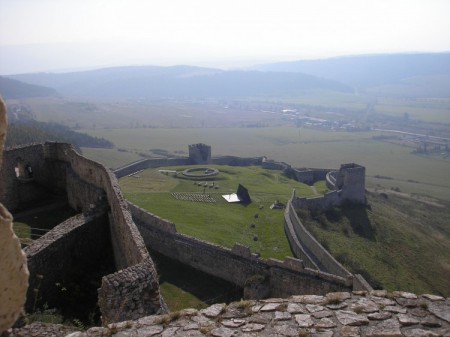 POHĽAD NA NÁDVORIE SPIŠSKÉHO HRADU  